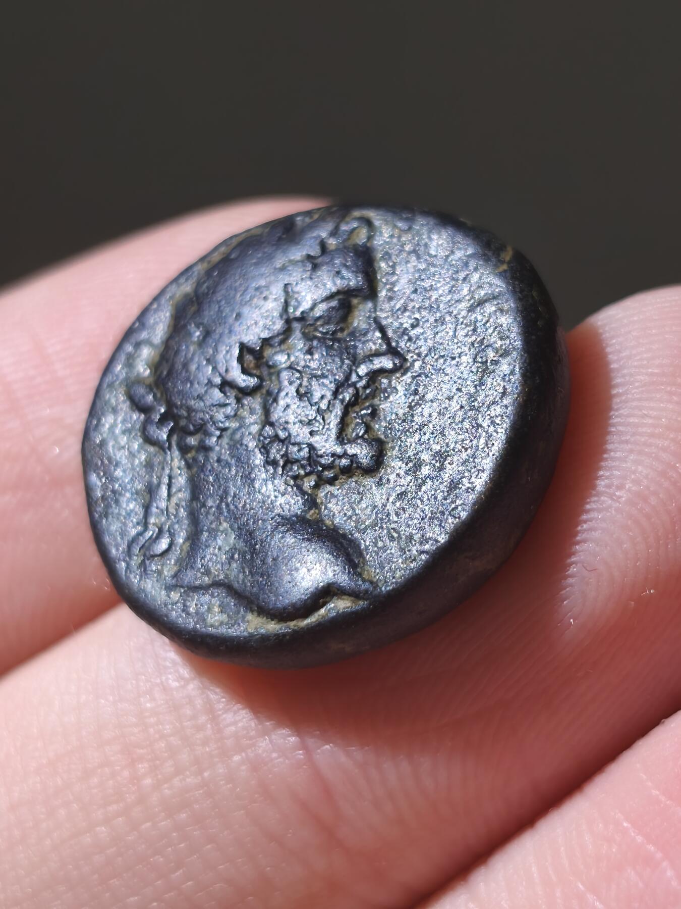 星盘世界钱币八月十六日古典币精品专场，本场全部老孙严选精品 精品！五贤帝安东尼庇护铜币 打制于凯撒利亚·卡帕多西亚行省第二车间 正面为带桂冠的皇帝头像 背面为阿尔盖乌斯。。山（Argaeus）下方字母CTKB 品相完美，真的很漂亮，铭文清晰，风格优美