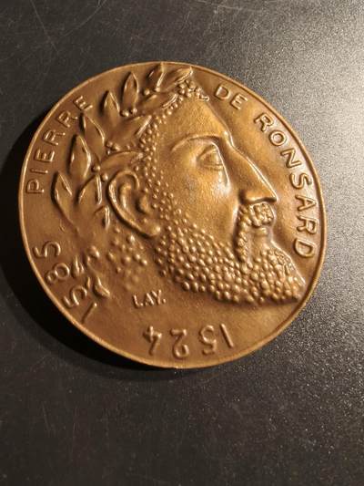 老王徽章第141期 - 法国著名诗人皮埃尔·德·龙萨大铜章    直径68mm   重量173g     皮埃尔·德·龙萨是16世纪法国文艺复兴时期著名的诗人，也是“七星诗社”（La Pléiade）的领军人物之一，对法国诗歌的发展产生了深远影响