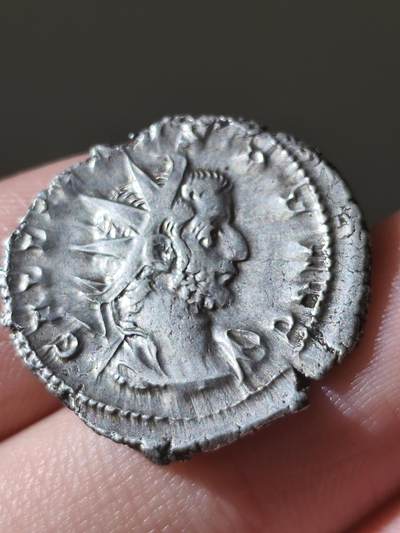 星盘世界钱币八月十六日古典币精品专场，本场全部老孙严选精品 - 少见伽里恩努斯双第纳尔纪功币 打制于科隆 正面图案带桂冠的皇帝头像 币文为gallienvs pf avg 背面是两个被绑在战利品下的俘虏 币文为germanic Max V 整体品相不错，流淌痕非常漂亮，而且这一枚光度很不错，银含量还可以