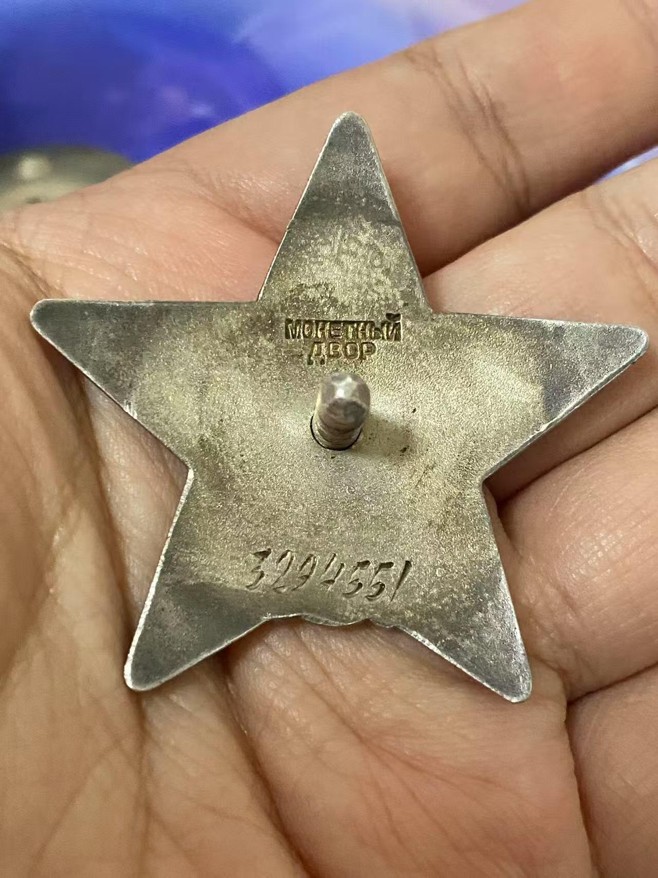 苏联勋章奖章八月十九日晚上九点结束在麦稀奇 找不到的加我qq或者微信都是184277308备注苏章拍卖。最好加微信群每次都会通知还有提前可以一口价的 最近会持续拍卖一些东西。 苏联红星勋章 3294551 游击队服役获得 Григорьев Михаил Григорьевич 网站信息可以查到他是游击队员  还有个他的其他章的奖励卡参考