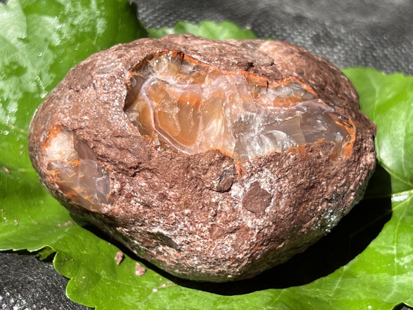 零元拍：南红玛瑙手把石，凉山联合料。约382克，七两多重的大料，料形完整，冰飘果冻飘花非常漂亮，纯天然，独一无二的（天然原石不可避免有瑕疵，裂纹，介意勿拍）因为拍照环境以及光线的变化，颜色以实物为准。成品很美丽，原石亦魅力无穷。
