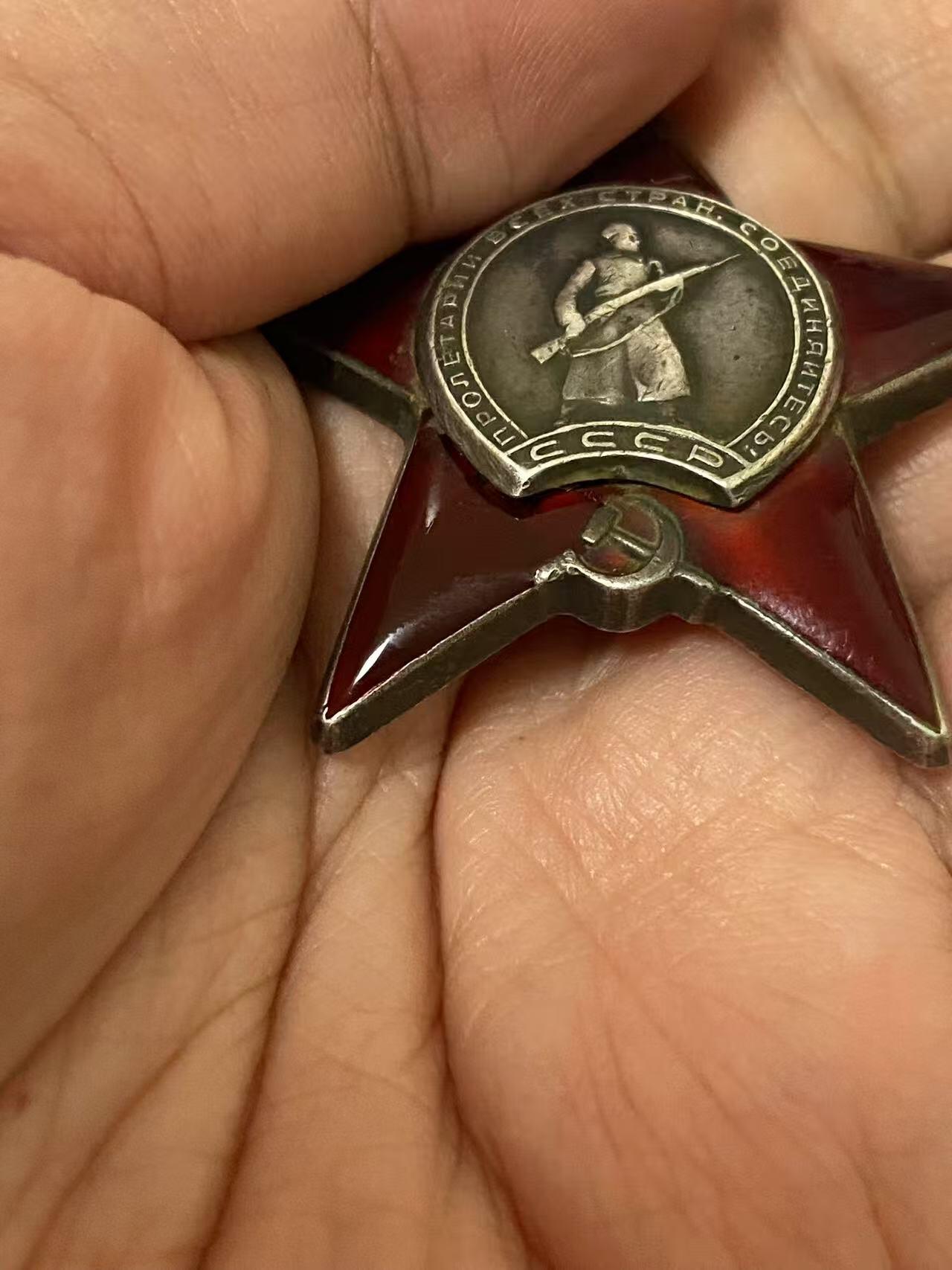 苏联勋章奖章八月十九日晚上九点结束在麦稀奇 找不到的加我qq或者微信都是184277308备注苏章拍卖。最好加微信群每次都会通知还有提前可以一口价的 最近会持续拍卖一些东西。 苏联二战红星勋章 1965354 左下角珐琅后补 手榴弹4啥 310诺夫哥罗德步兵师1084步兵团步兵连副排长 Запоренко Петр Федосеевич  参加进攻时他悄悄接近阻碍进攻分队并投掷手榴弹，将其连同里面的4个德国人一起消灭