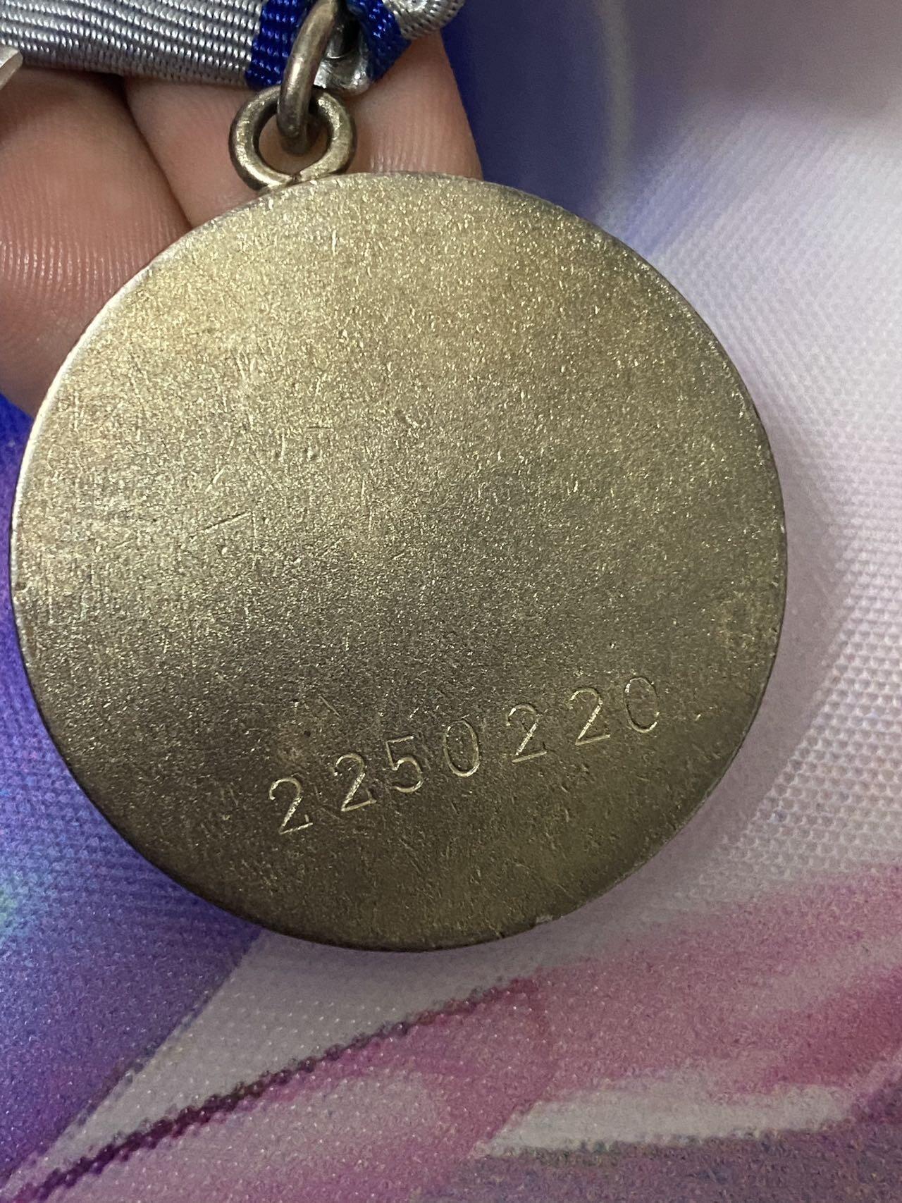 苏联勋章奖章八月十九日晚上九点结束在麦稀奇 找不到的加我qq或者微信都是184277308备注苏章拍卖。最好加微信群每次都会通知还有提前可以一口价的 最近会持续拍卖一些东西。