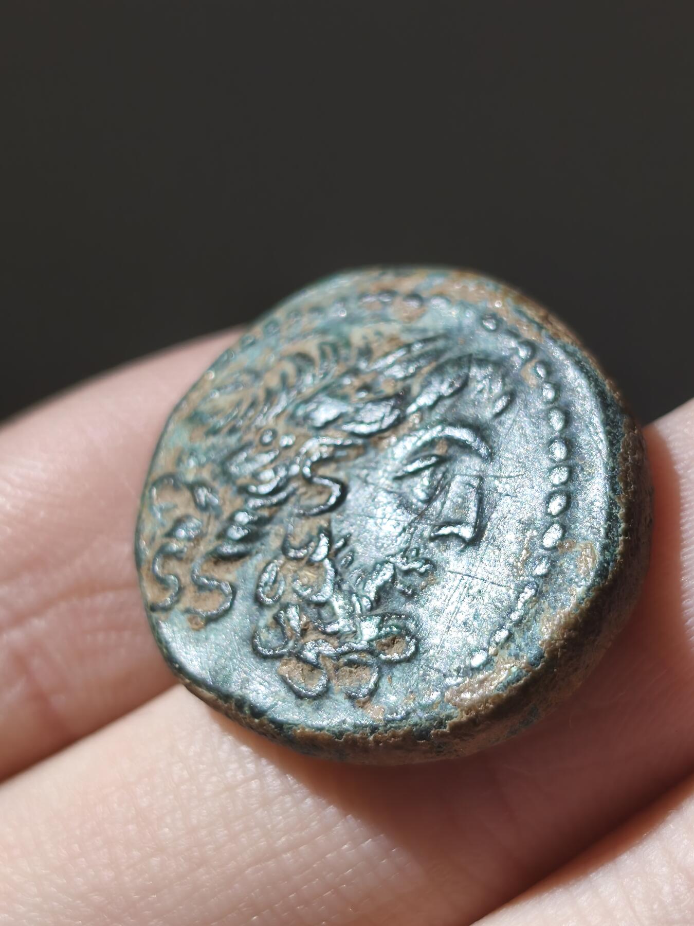 星盘世界钱币八月十六日古典币精品专场，本场全部老孙严选精品 极美品！宙斯大铜币 叙利亚安条克城市自治 约前1世纪 图案非常精美头发胡须清晰可见，铭文非常清晰，翠绿色皮壳非常漂亮