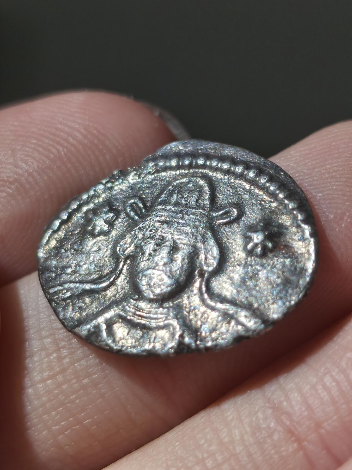 星盘世界钱币八月十六日古典币精品专场，本场全部老孙严选精品 少见！帕提亚罕见一德，沃洛奈斯二世，极为少见的正面头像，边上有两颗星，正面像代表着他的米底出身，公元51年