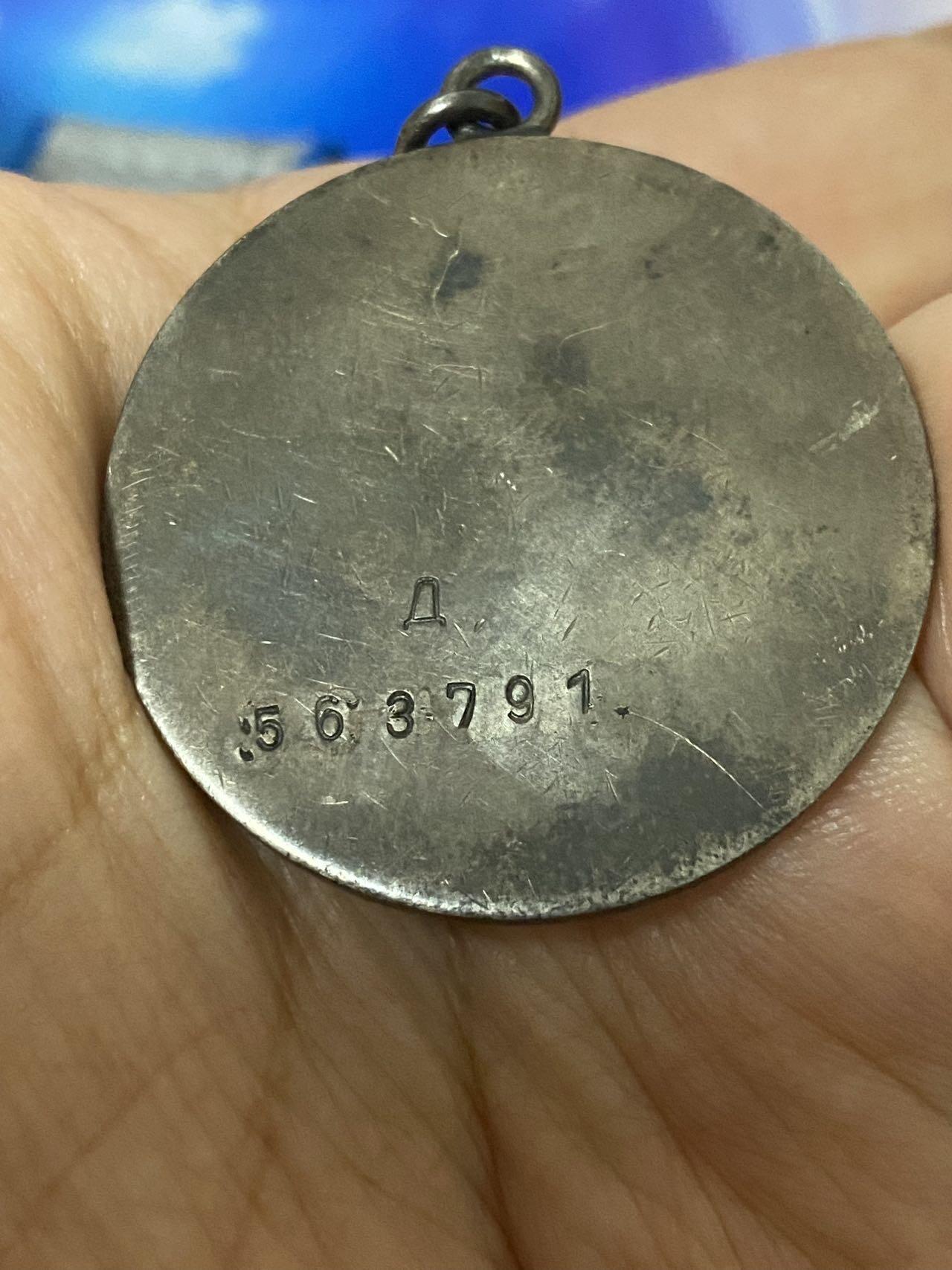 苏联勋章奖章3月28日晚上九点结束在麦稀奇 找不到的加我qq或者微信都是184277308备注苏章拍卖。最好加微信群每次都会通知还有提前可以一口价的 最近会持续拍卖一些东西。