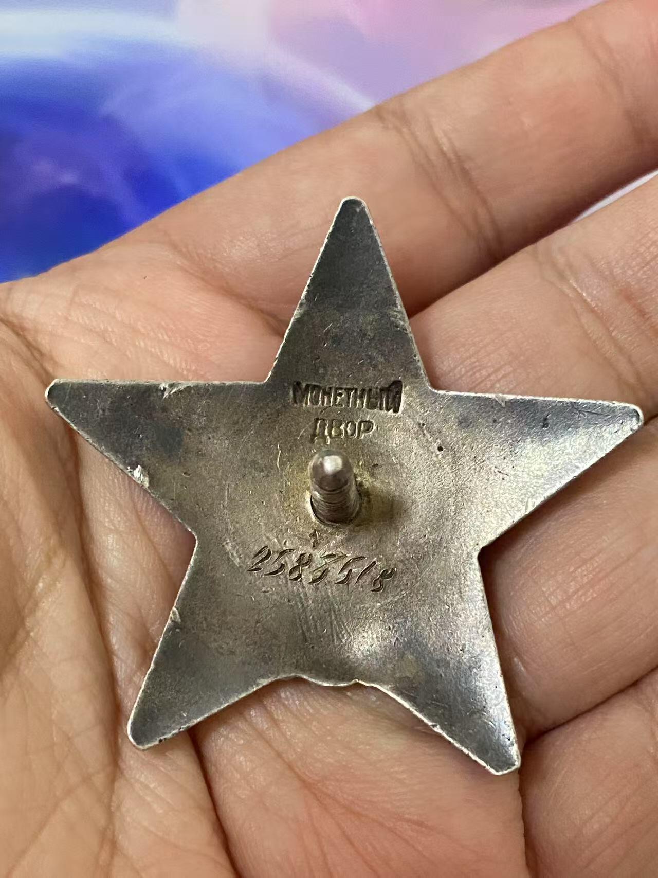 苏联勋章奖章八月十九日晚上九点结束在麦稀奇 找不到的加我qq或者微信都是184277308备注苏章拍卖。最好加微信群每次都会通知还有提前可以一口价的 最近会持续拍卖一些东西。 苏联二战红星 2586828 右下角珐琅后补 Сидоров Иван Петрович 272独立汽车运输连维修钳工 他多次在路上协助驾驶员，在敌军的火力下维修车辆，从而协助了不断供应进攻部队。