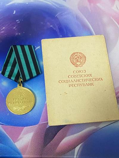 苏联勋章奖章3月28日晚上九点结束在麦稀奇 找不到的加我qq或者微信都是184277308备注苏章拍卖。最好加微信群每次都会通知还有提前可以一口价的 最近会持续拍卖一些东西。 - 苏联科斯坚科 攻克科尼斯堡奖章带证件 门环版 品相非常好