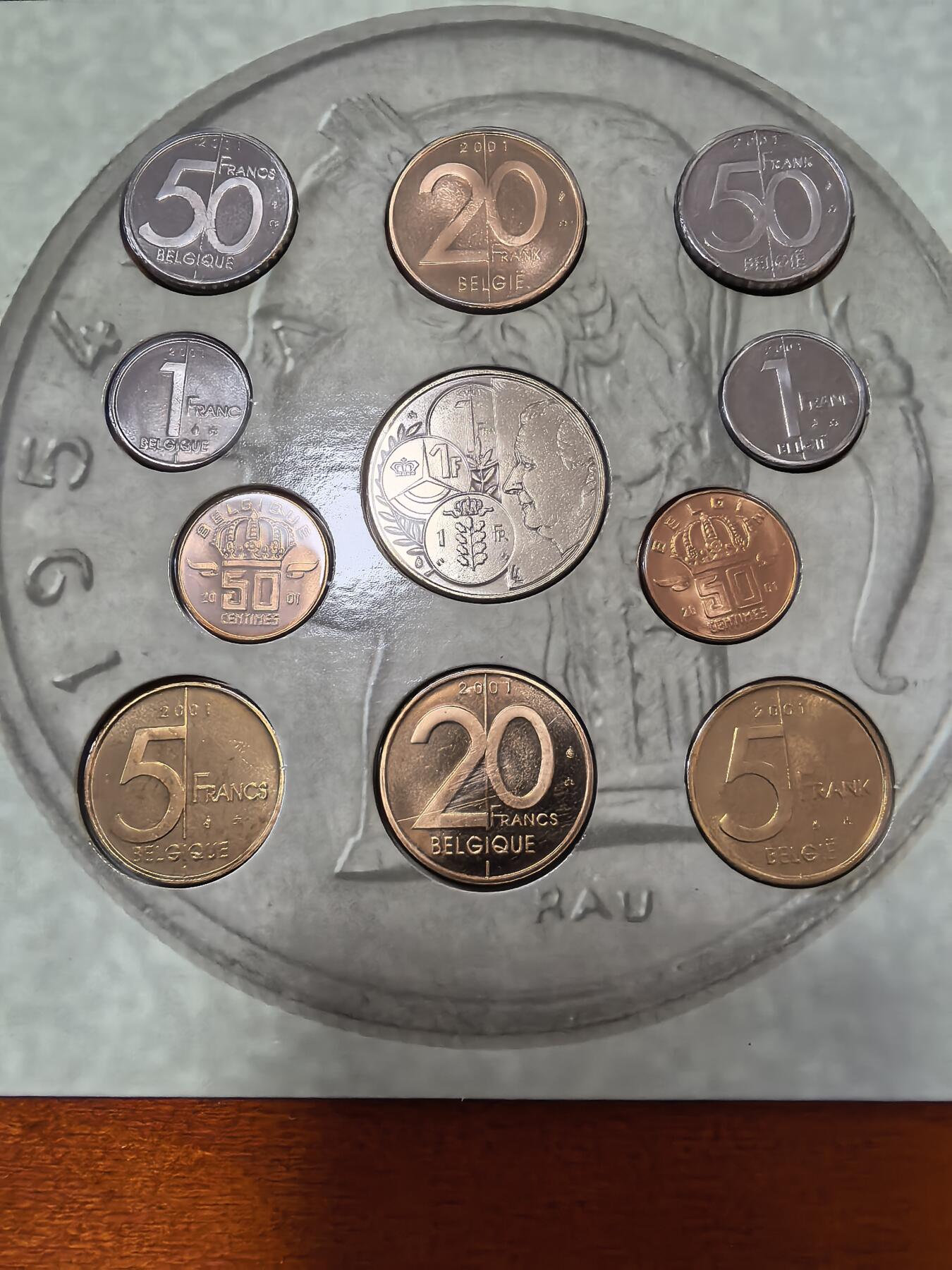长老汇蛇年精选第三十六场拍卖 2001比利时10枚套币+1枚圆形铜章，卡装，克书40美金