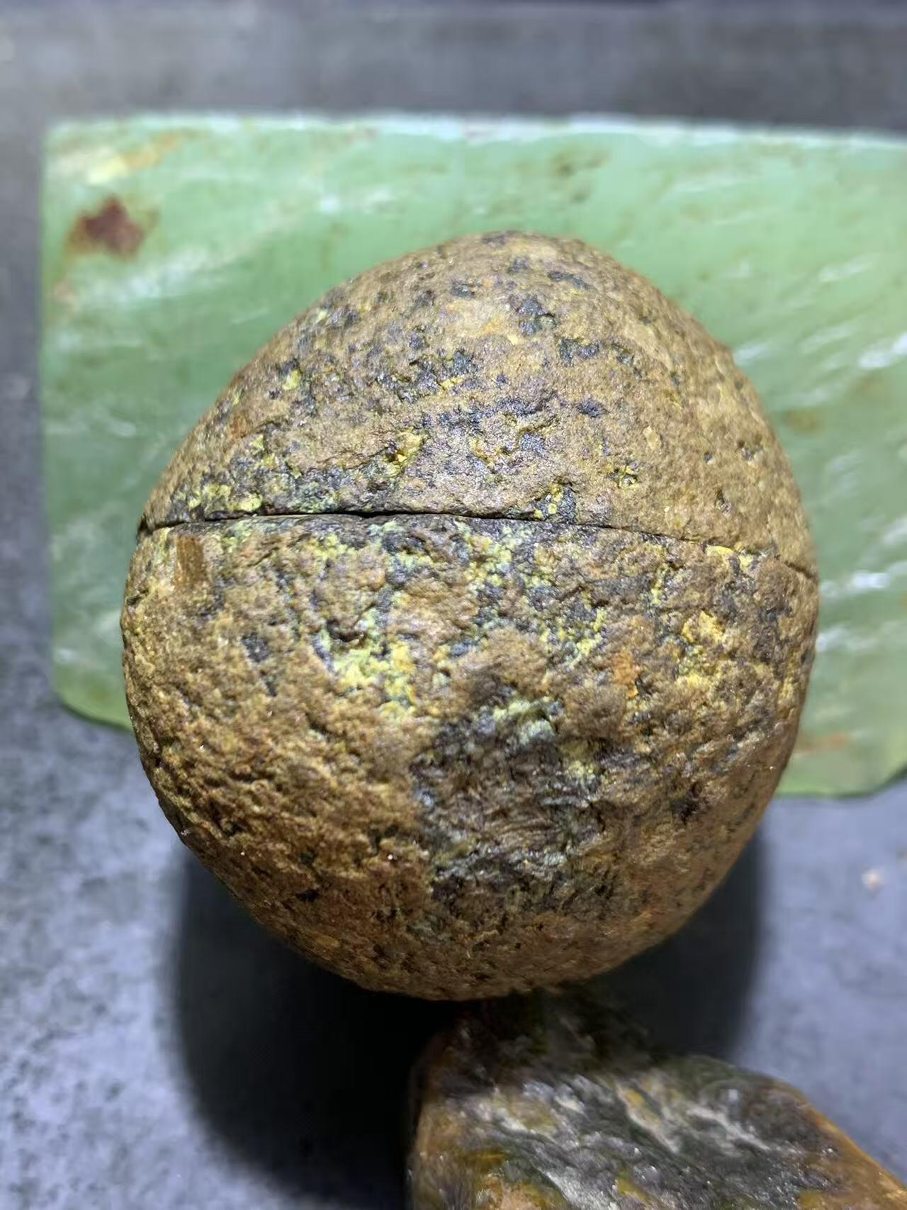 精美亚光原皮招财晶洞战国红玛瑙对切原石摆件一对