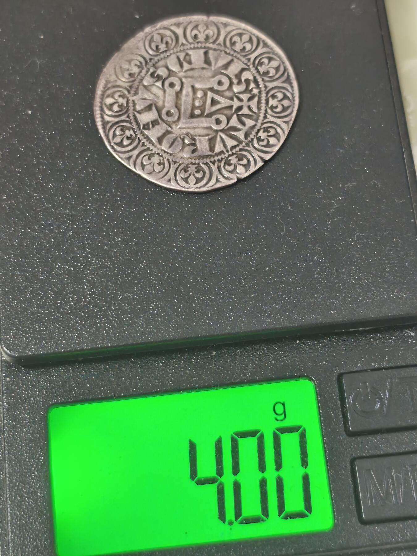 星盘世界钱币八月十六日古典币精品专场，本场全部老孙严选精品 极品！非常大的一枚中世纪大银币，法国美男子腓利四世格罗索银币，中世纪经典品种也是热门品，这一枚品相非常漂亮，光度还不错，底板光洁细腻，雕刻精美，图案漂亮