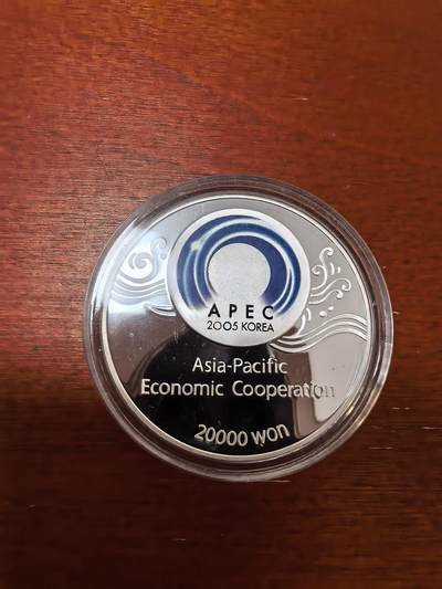 长老汇蛇年精选第三十六场拍卖 2005韩国APEC会议2万韩元彩色精制银币，盒证全