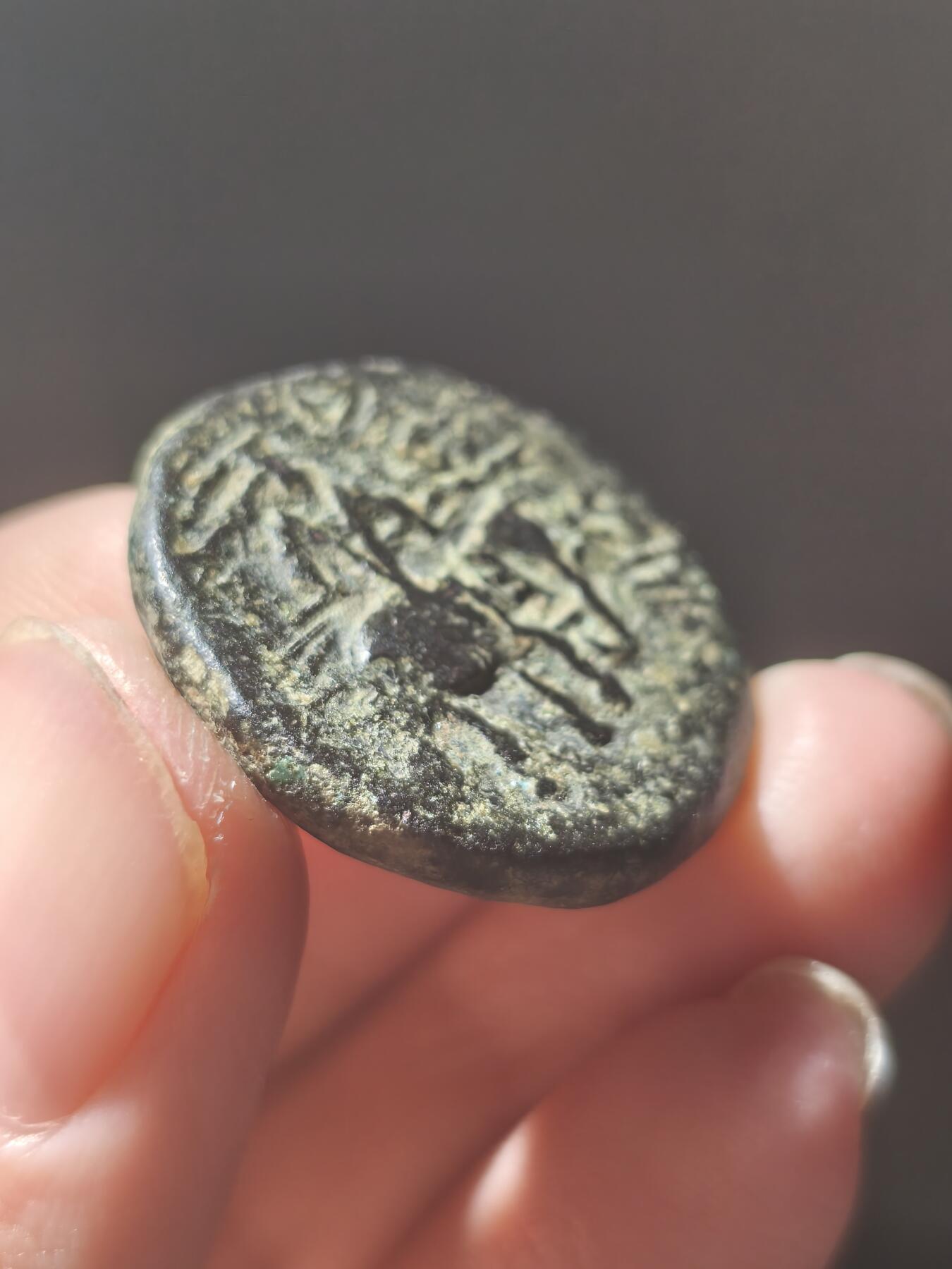 星盘世界钱币八月十六日古典币精品专场，本场全部老孙严选精品 非常有研究价值的一枚，贵霜帝国胡韦色伽四德大铜币 ，少见的蛮造或者怪厂比官造的少很多，感兴趣的研究研究，背面带有四齿徽，且人物周边有光圈，公元152-192年
