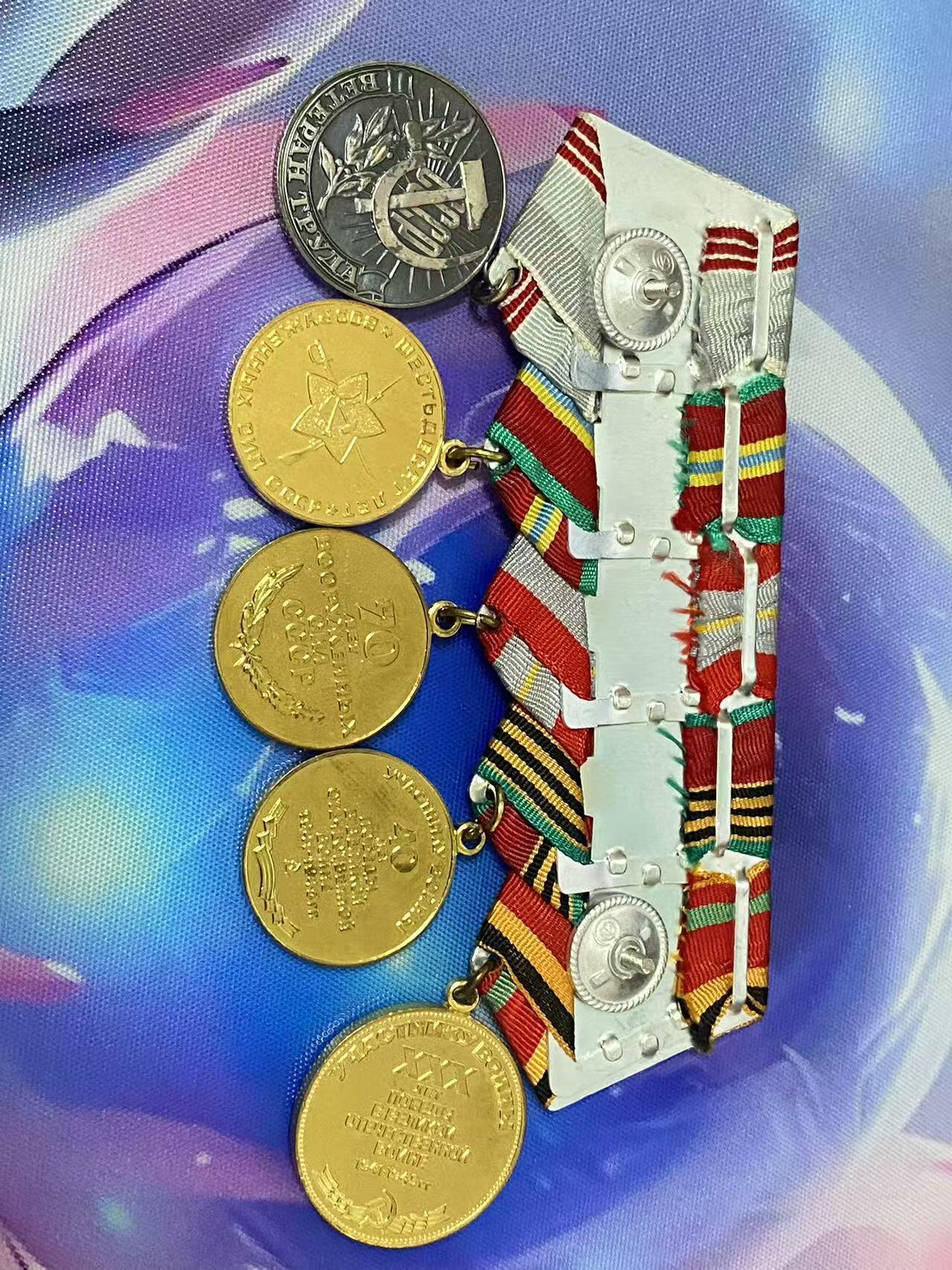 苏联勋章奖章3月28日晚上九点结束在麦稀奇 找不到的加我qq或者微信都是184277308备注苏章拍卖。最好加微信群每次都会通知还有提前可以一口价的 最近会持续拍卖一些东西。