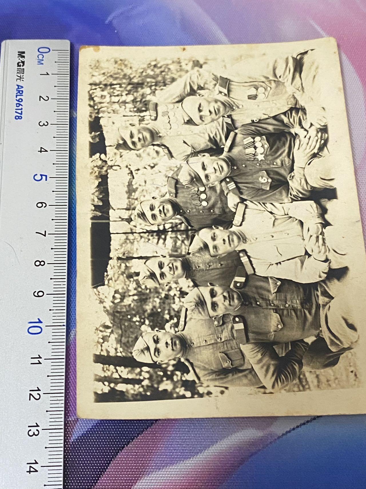 苏联勋章奖章八月十九日晚上九点结束在麦稀奇 找不到的加我qq或者微信都是184277308备注苏章拍卖。最好加微信群每次都会通知还有提前可以一口价的 最近会持续拍卖一些东西。 苏联二战时期照片 背后有标注4