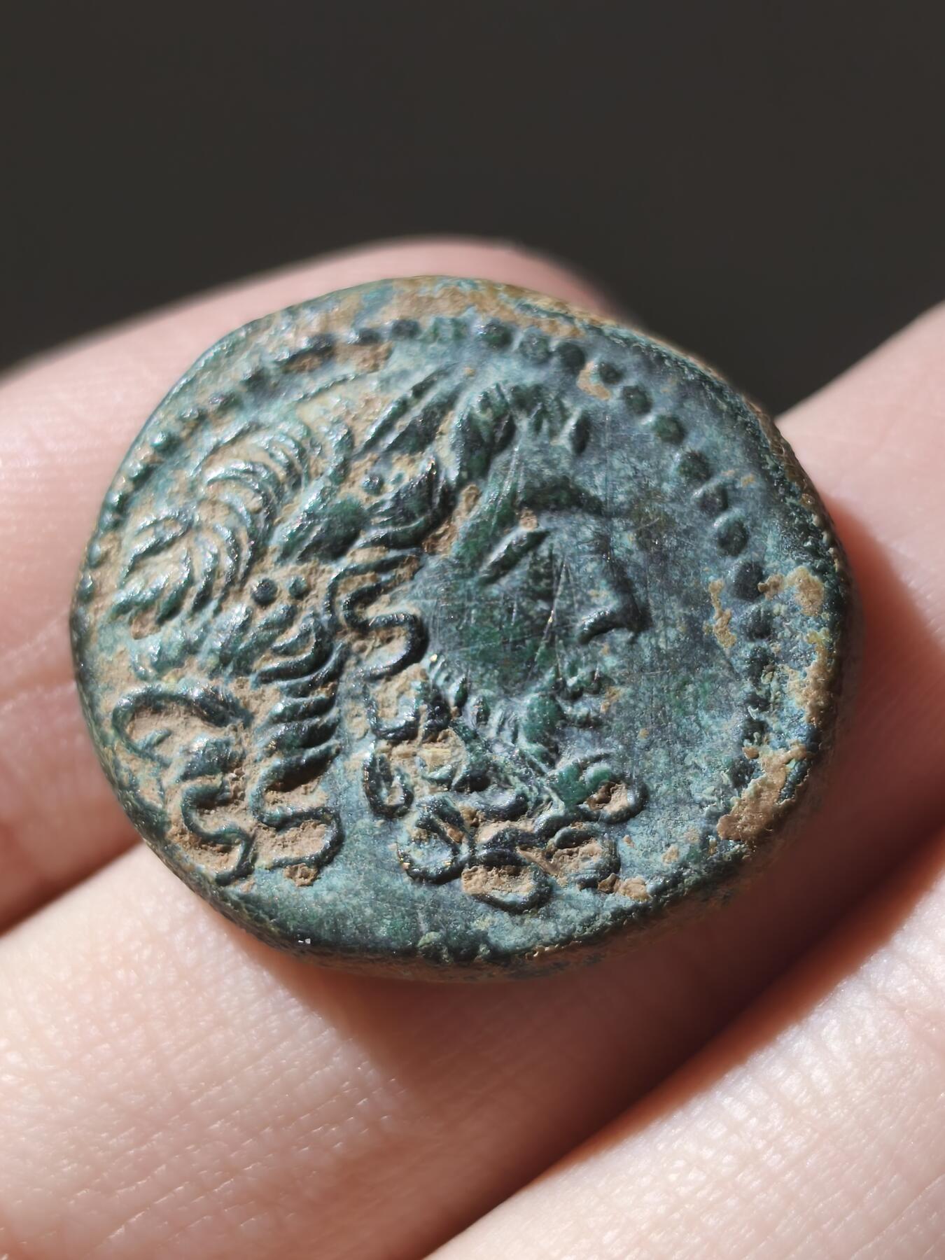 星盘世界钱币八月十六日古典币精品专场，本场全部老孙严选精品 极美品！宙斯大铜币 叙利亚安条克城市自治 约前1世纪 图案非常精美头发胡须清晰可见，铭文非常清晰，翠绿色皮壳非常漂亮