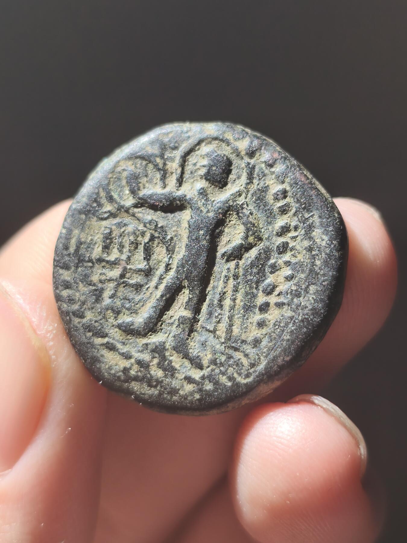 星盘世界钱币八月十六日古典币精品专场，本场全部老孙严选精品 非常有研究价值的一枚，贵霜帝国胡韦色伽四德大铜币 ，少见的蛮造或者怪厂比官造的少很多，感兴趣的研究研究，背面带有四齿徽，且人物周边有光圈，公元152-192年