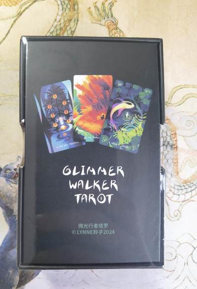 奇趣收藏卡牌拍卖第20场（持续增加中） 【塔罗牌】微光行者 塔罗牌  便携版一盒，天地盖外盒，全新未拆，78张卡，卡牌尺寸56*96mm，具体可摩点查询
