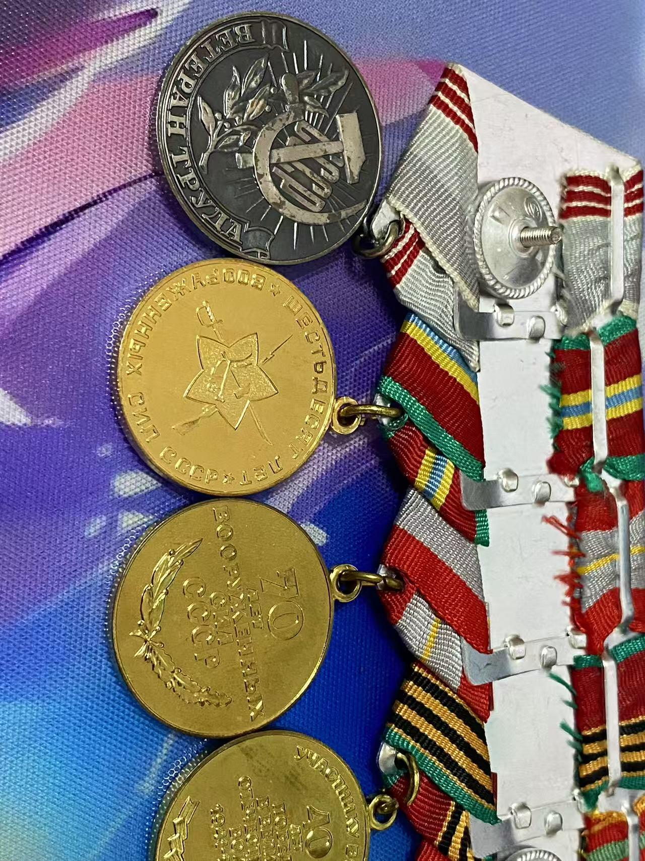 苏联勋章奖章3月28日晚上九点结束在麦稀奇 找不到的加我qq或者微信都是184277308备注苏章拍卖。最好加微信群每次都会通知还有提前可以一口价的 最近会持续拍卖一些东西。