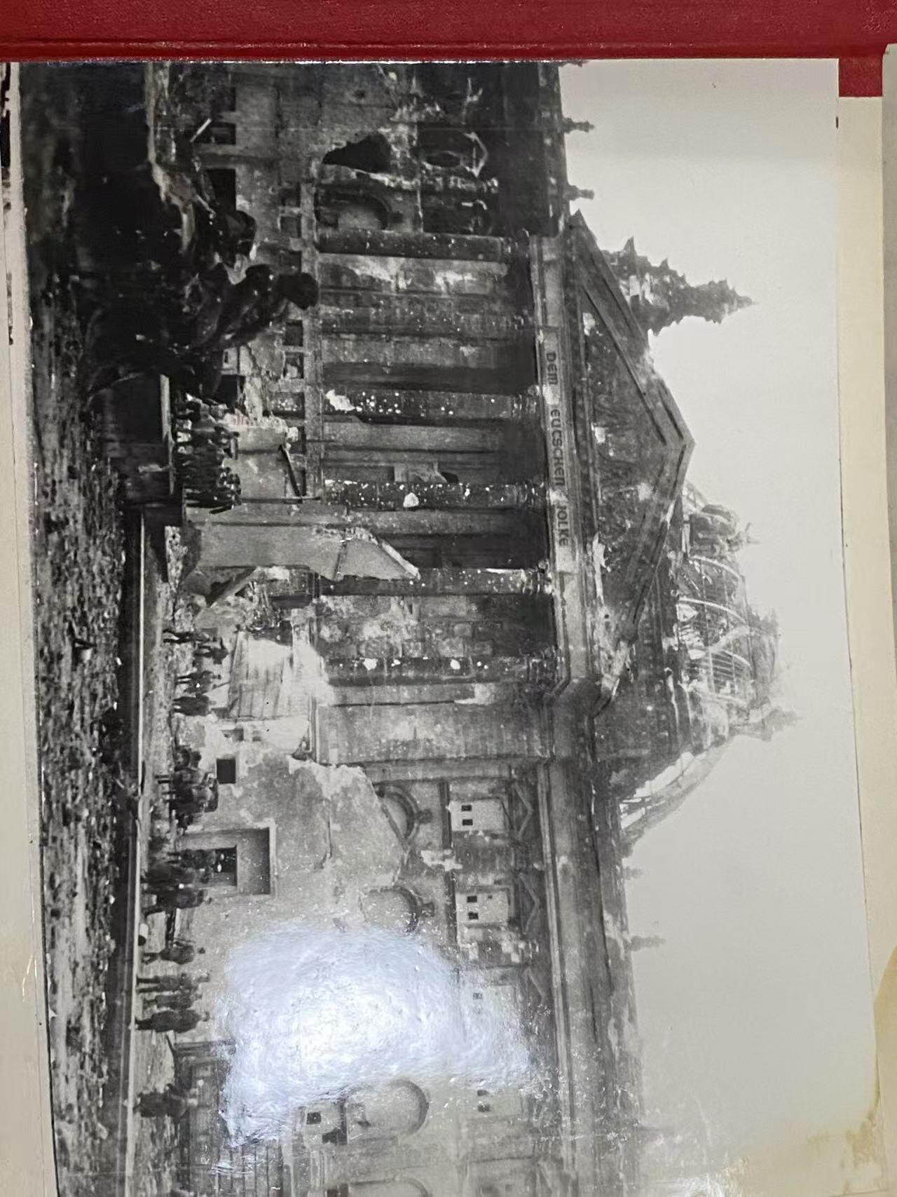 苏联勋章奖章八月十九日晚上九点结束在麦稀奇 找不到的加我qq或者微信都是184277308备注苏章拍卖。最好加微信群每次都会通知还有提前可以一口价的 最近会持续拍卖一些东西。 苏联103二战突击 航空团相册 尺寸30*25厘米 近百照片 其中超大照片就有十几张 记录了从二战到战后的不对动态 非常漂亮 很重 该团38年成立 从轰炸机航空团到突击航空团 战绩非常好 ，被授予格罗德诺称号 资料非常多 特别好的相册