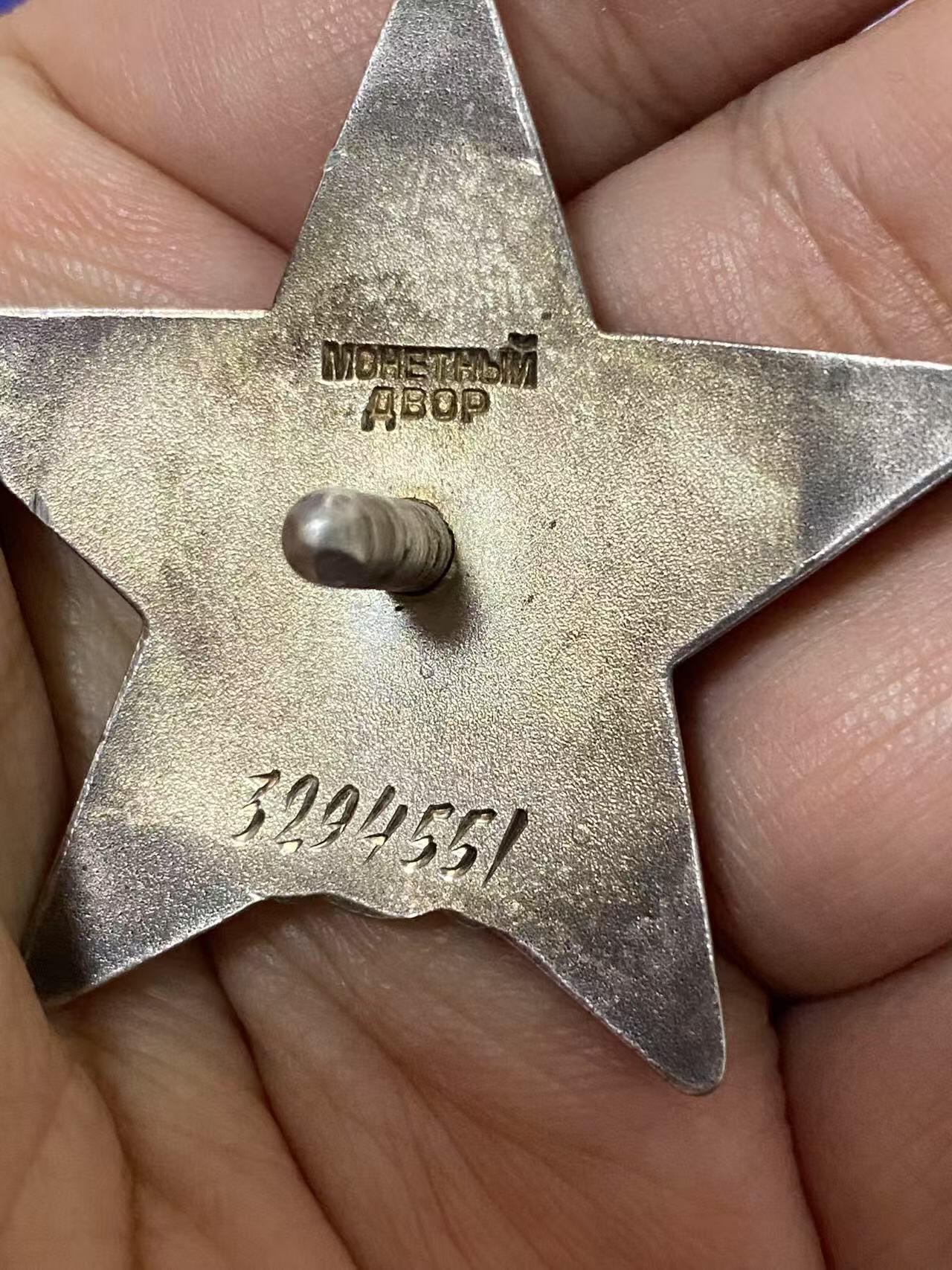 苏联勋章奖章八月十九日晚上九点结束在麦稀奇 找不到的加我qq或者微信都是184277308备注苏章拍卖。最好加微信群每次都会通知还有提前可以一口价的 最近会持续拍卖一些东西。 苏联红星勋章 3294551 游击队服役获得 Григорьев Михаил Григорьевич 网站信息可以查到他是游击队员  还有个他的其他章的奖励卡参考