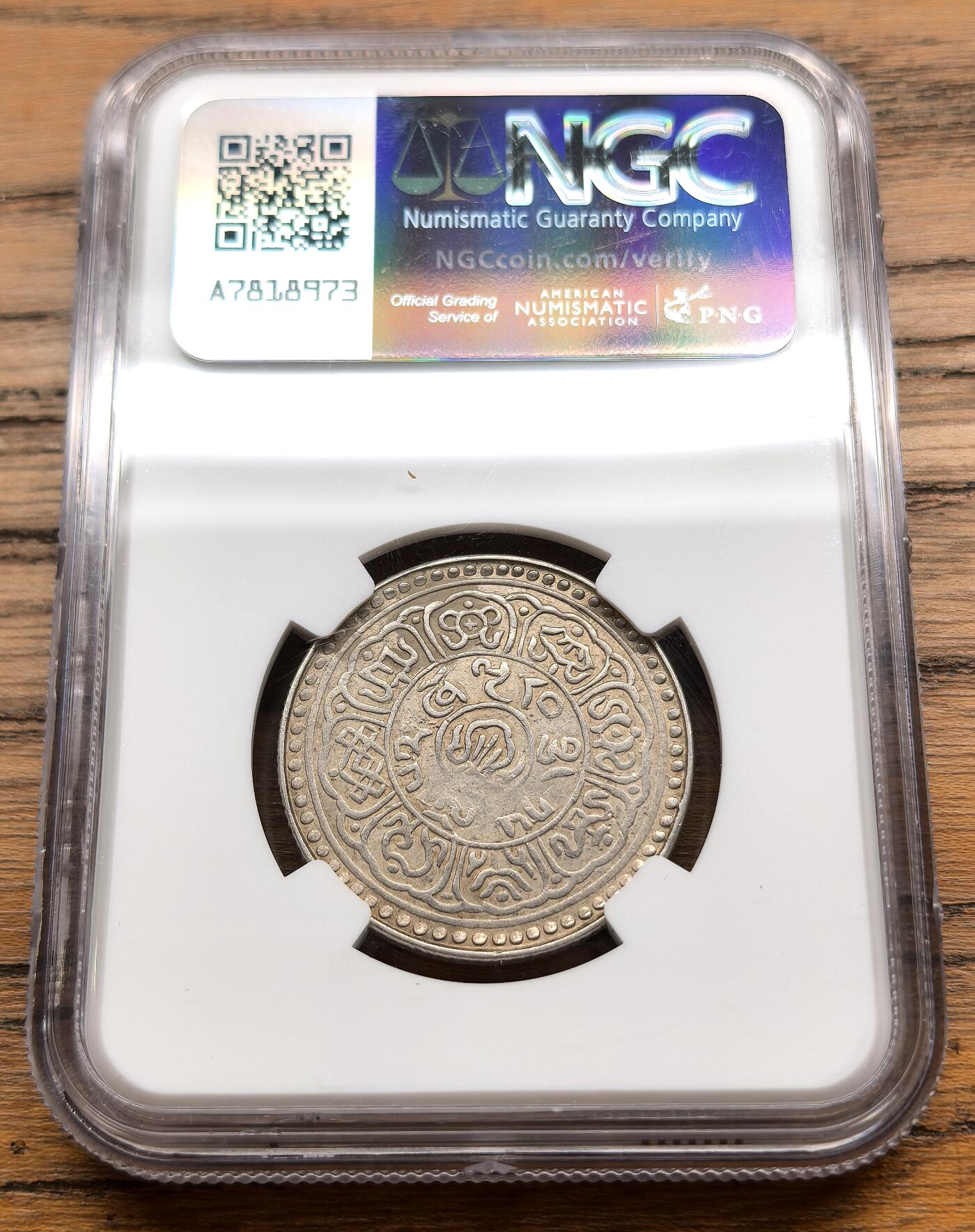 凡希社世界钱币微拍第三百零九期 BE1552（1918）中国西藏雪阿五钱银币回头狮型NGC-AU50，梅吉金币厂出品，此版图文细腻，边沿高挺，成色佳而铸量不多。（视频参考）