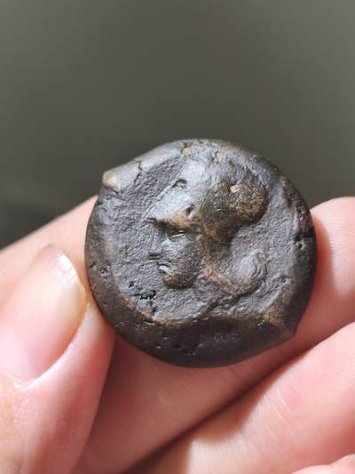 星盘世界钱币八月十六日古典币精品专场，本场全部老孙严选精品 - 重器！古希腊叙拉古僭主狄俄尼索斯大铜币，品相不错，熟坑品，正面是雅典娜戴头盔面左，背面是两海豚围绕星辉，非常厚重的品种，重30.9克