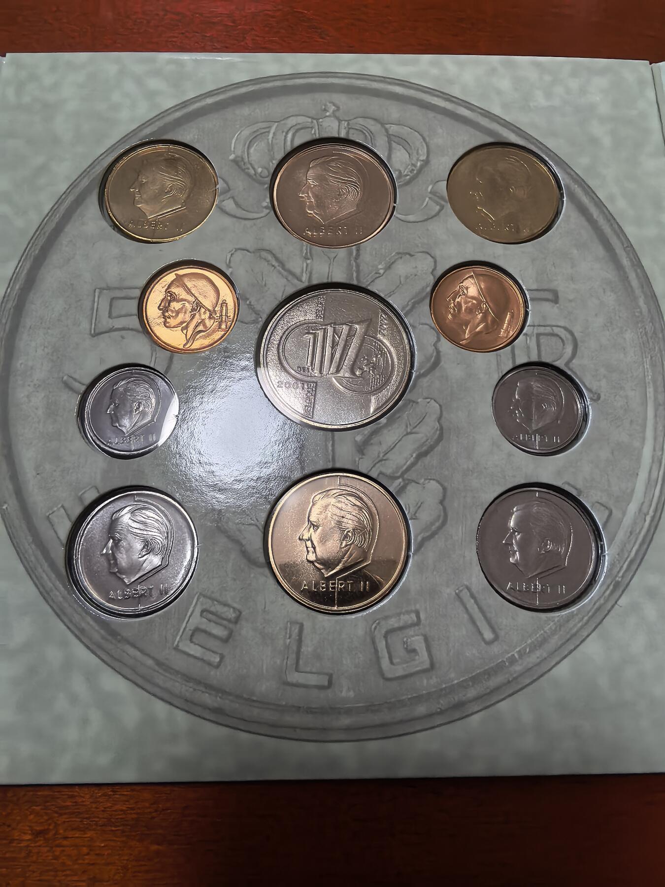 长老汇蛇年精选第三十六场拍卖 2001比利时10枚套币+1枚圆形铜章，卡装，克书40美金