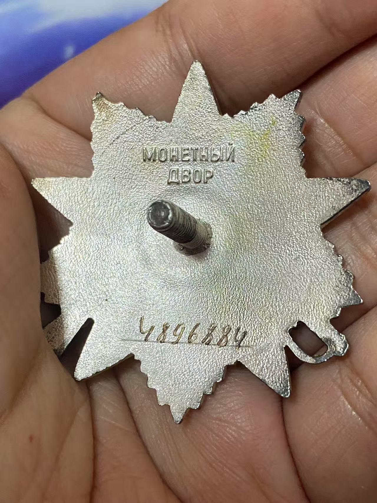 苏联勋章奖章3月28日晚上九点结束在麦稀奇 找不到的加我qq或者微信都是184277308备注苏章拍卖。最好加微信群每次都会通知还有提前可以一口价的 最近会持续拍卖一些东西。