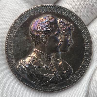 掌中浮雕-藏着的欧洲第033场 - 1889年德皇威廉二世夫妇结婚纪念银章，45mm，50g。底板五彩，带镜面效果