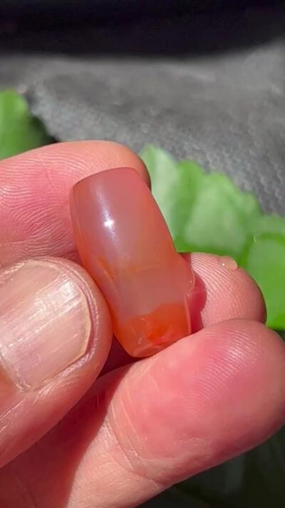 零元拍：南红玛瑙桶珠，约8.5克，23/12MM，南红性裂，会注胶，无染色。颜色以实物为准。