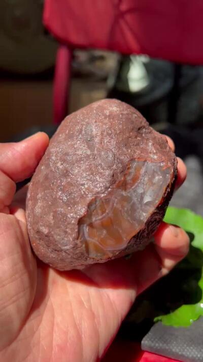 零元拍：南红玛瑙手把石，凉山联合料。约382克，七两多重的大料，料形完整，冰飘果冻飘花非常漂亮，纯天然，独一无二的（天然原石不可避免有瑕疵，裂纹，介意勿拍）因为拍照环境以及光线的变化，颜色以实物为准。成品很美丽，原石亦魅力无穷。