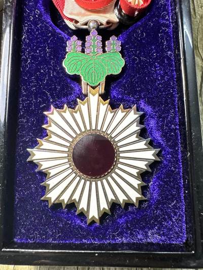 章，世界钱币 库存品相，四等旭日小绶章，原盒带略