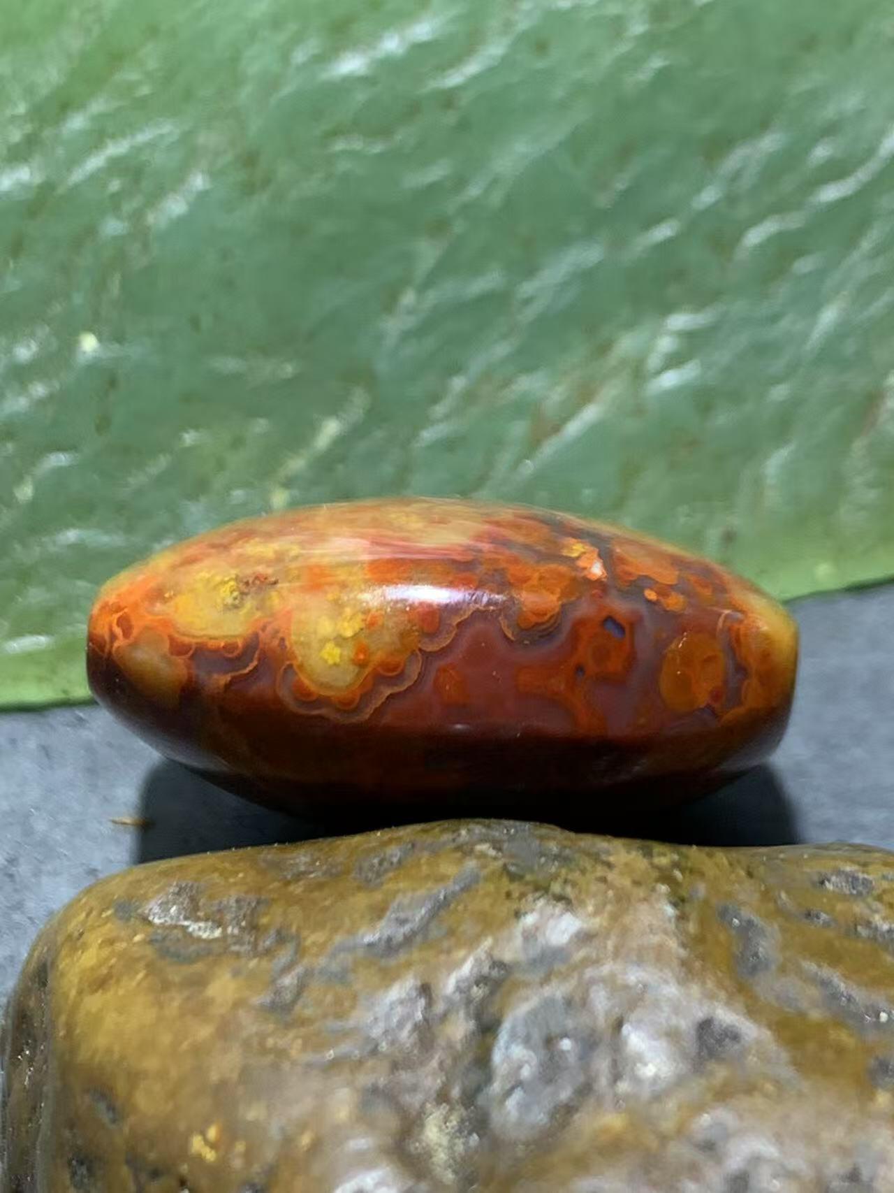 精美草花纹飘紫罗兰战国红玛瑙随形勒子一颗