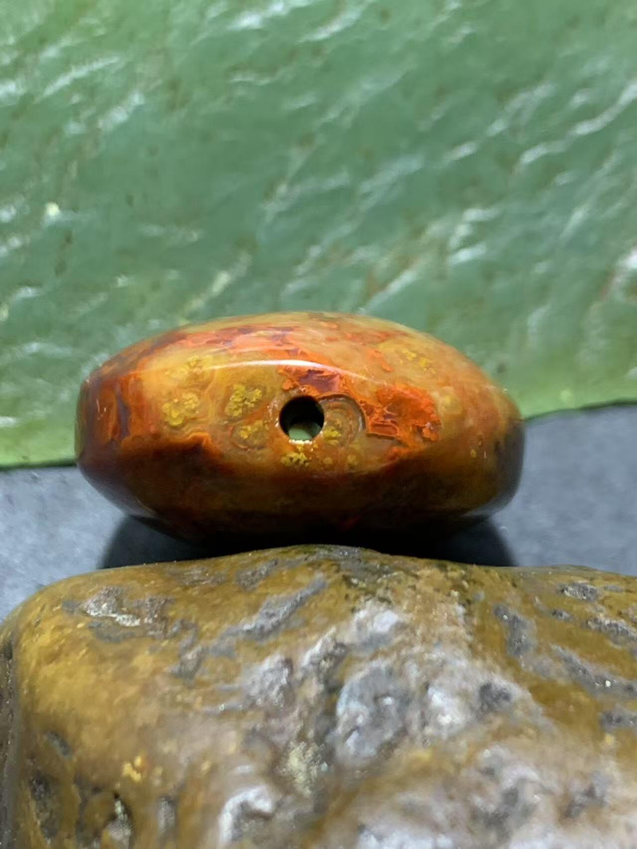 精美草花纹飘紫罗兰战国红玛瑙随形勒子一颗