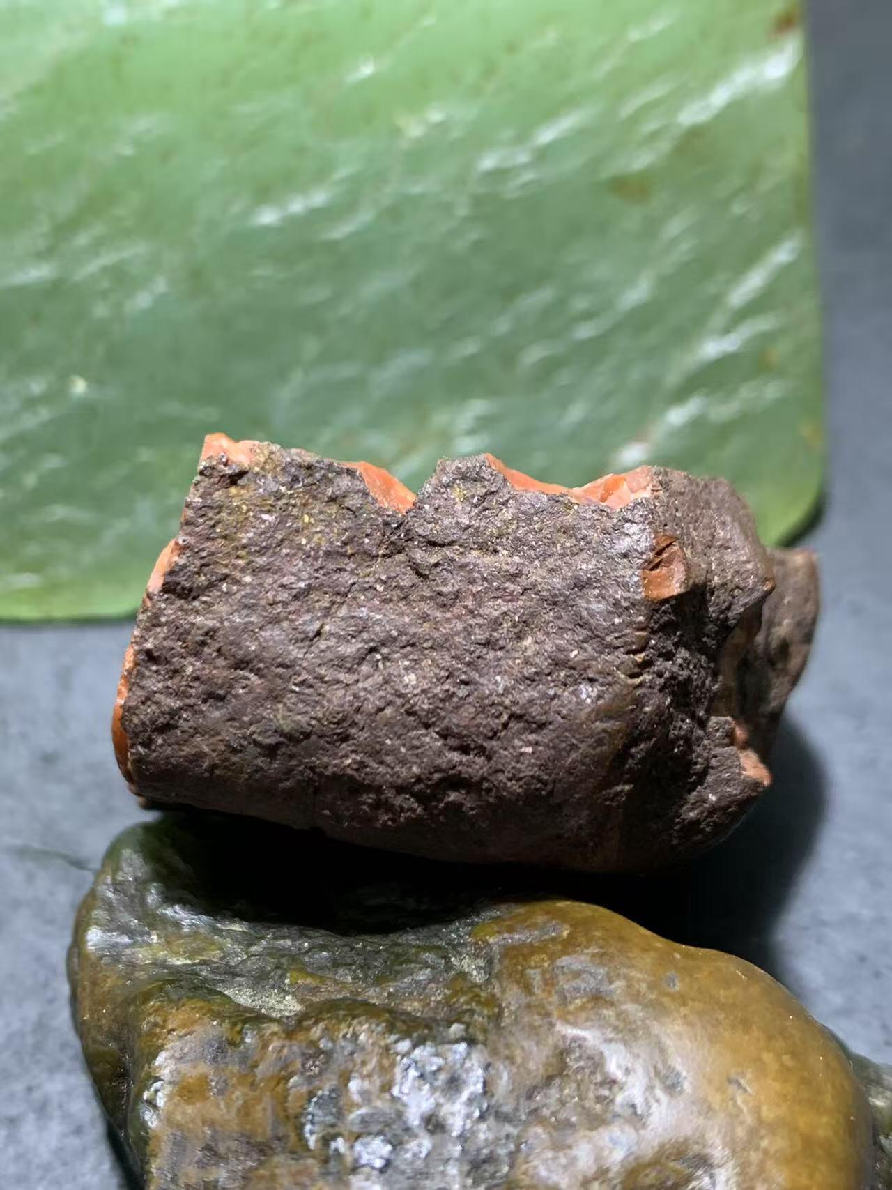精美铁皮柿子红开窗料千层纹南红玛瑙原石一颗