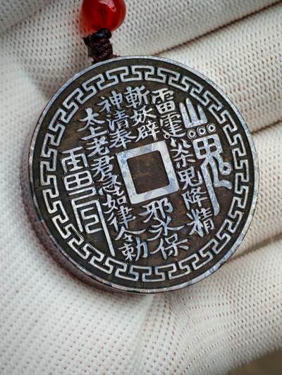 精品画面石金属网彩球粒山鬼花钱挂牌(28054)尺寸41*7.5mm重量37g - 精品画面石金属网彩球粒山鬼花钱挂牌(28054)尺寸41*7.5mm重量37g