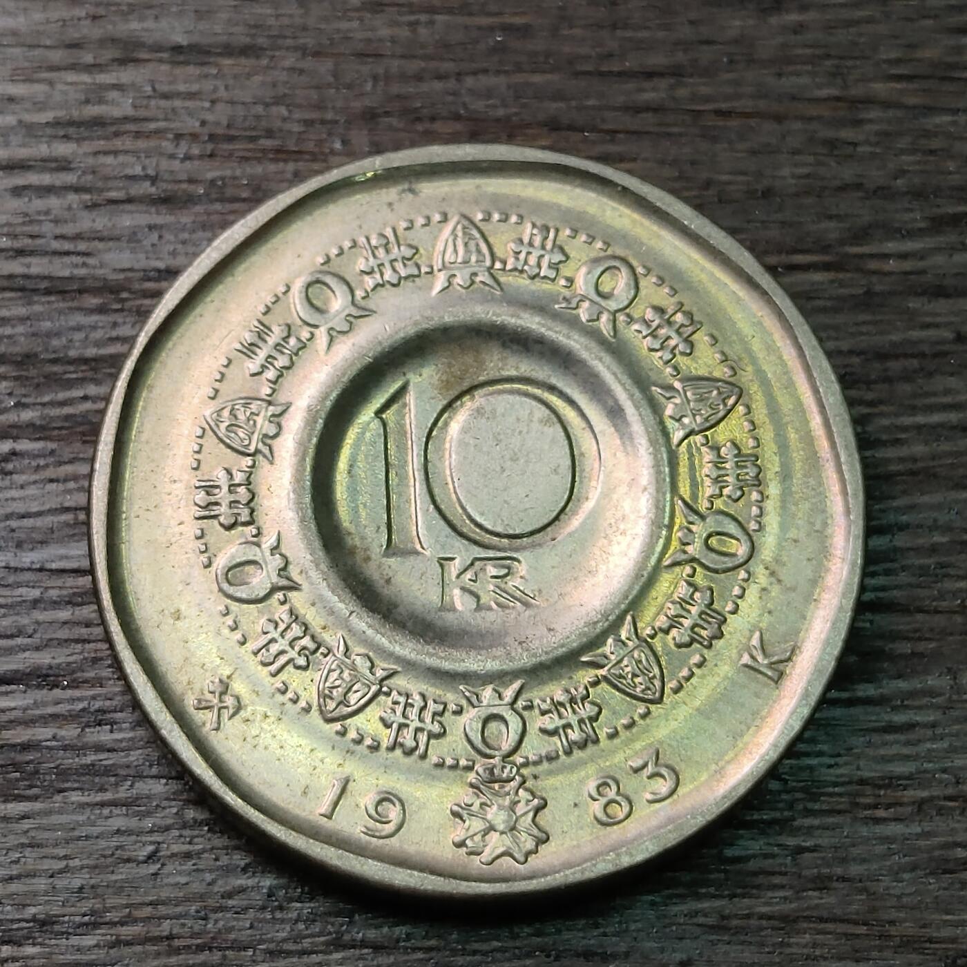 【铜匠收藏】★第126场★散币场，无佣金，30包邮。不满30元，支付5元运费。《接受代拍 代送NGC评级》 挪威 1983年 10克朗 奥拉夫五世国王 凹凸造型 铜镍锌币