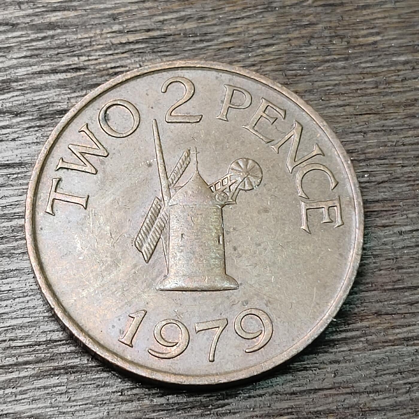 【铜匠收藏】★第126场★散币场，无佣金，30包邮。不满30元，支付5元运费。《接受代拍 代送NGC评级》 英属根西岛 1979年 2便士 萨克岛的风车 三狮纹章 青铜币