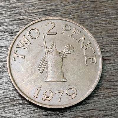 【铜匠收藏】★第126场★散币场，无佣金，30包邮。不满30元，支付5元运费。《接受代拍 代送NGC评级》 - 英属根西岛 1979年 2便士 萨克岛的风车 三狮纹章 青铜币
