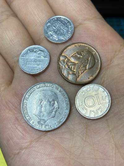 2025年第七十九场(总第一百零五场）外国好品散币(免佣金) 5枚：西班牙🇪🇸1994年1比塞塔，1966年50分，巴拿马🇵🇦1975年1分，瑞典🇸🇪1990年10欧尔