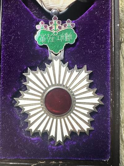 章，世界钱币 库存品相，六等旭日章，原盒带略，早期盒