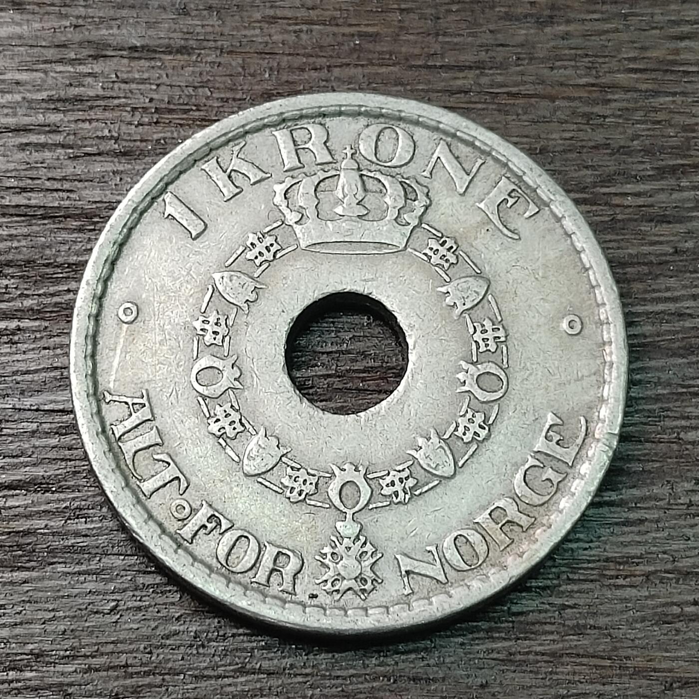 【铜匠收藏】★第126场★散币场，无佣金，30包邮。不满30元，支付5元运费。《接受代拍 代送NGC评级》 1949年 挪威 1克朗 圆孔