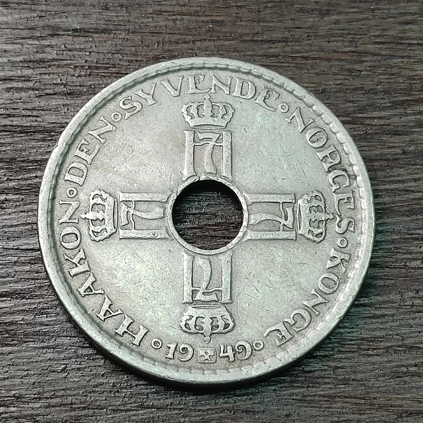 【铜匠收藏】★第126场★散币场，无佣金，30包邮。不满30元，支付5元运费。《接受代拍 代送NGC评级》 1949年 挪威 1克朗 圆孔