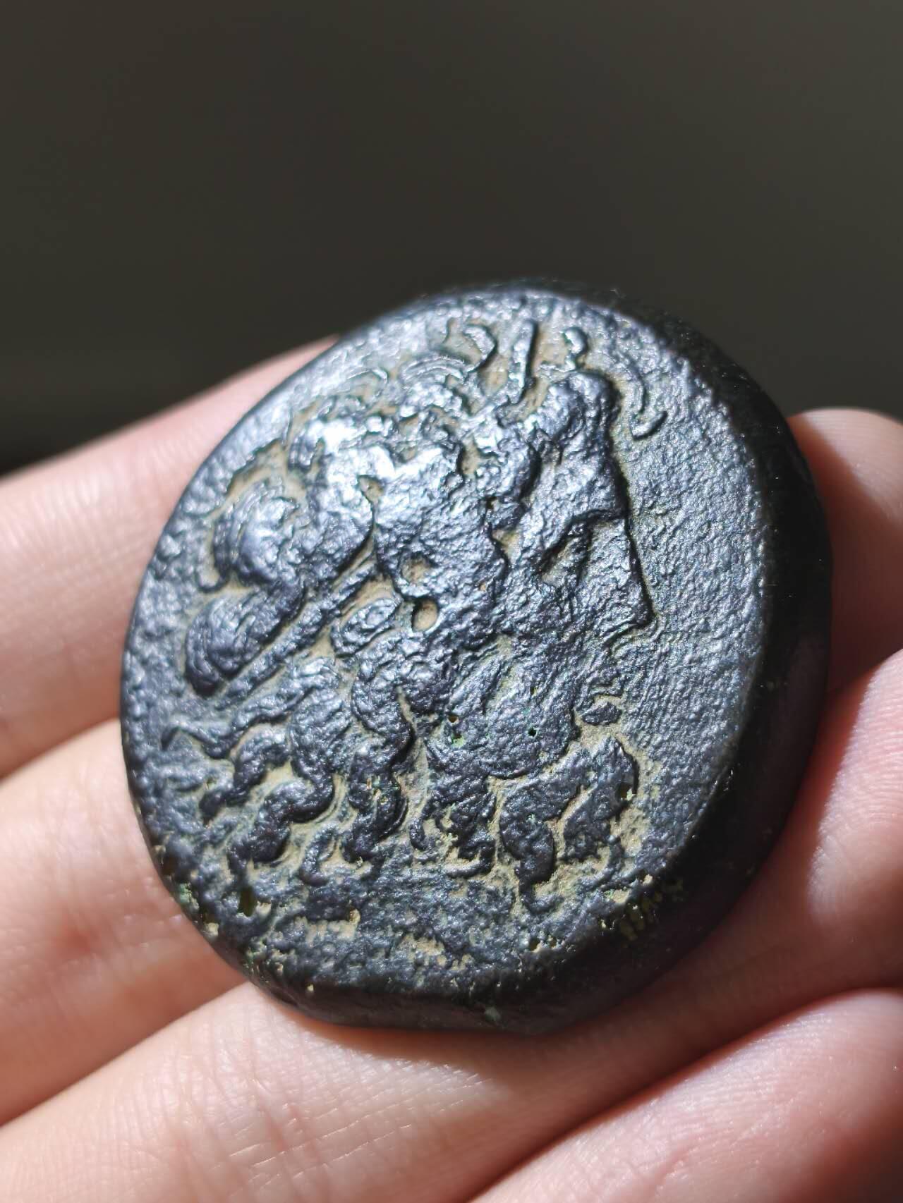 星盘世界钱币八月十六日古典币精品专场，本场全部老孙严选精品 超级大铜币，古希腊埃及托勒密王朝一德拉克马大铜币，超级厚重63.48g，托勒密三世时期铸造，不太常见，这一枚是超级大的大铜币，品相非常不错，相当熟美，正面为宙斯阿蒙，为宙斯和埃及本地阿蒙神融合后的形象，背面为托勒密的象征，踩在雷霆上的神鹰。此币为托勒密埃及特有钱币，代表着希腊和埃及文化的交融。