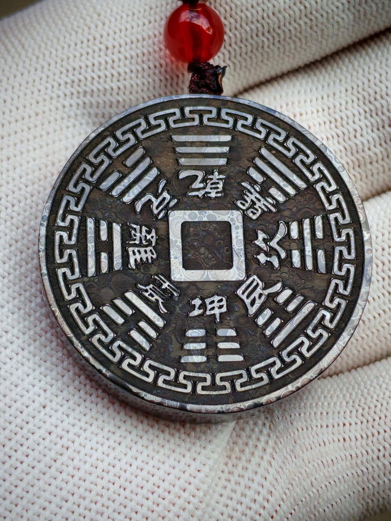 精品画面石金属网彩球粒山鬼花钱挂牌(28054)尺寸41*7.5mm重量37g