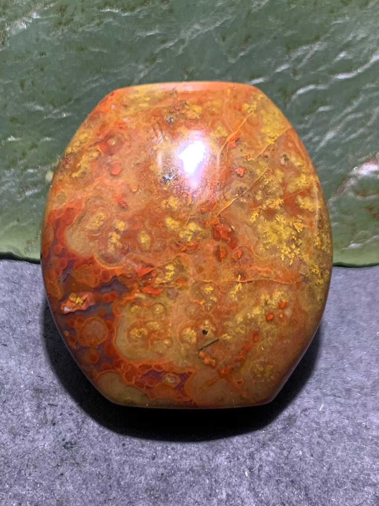 精美草花纹飘紫罗兰战国红玛瑙随形勒子一颗