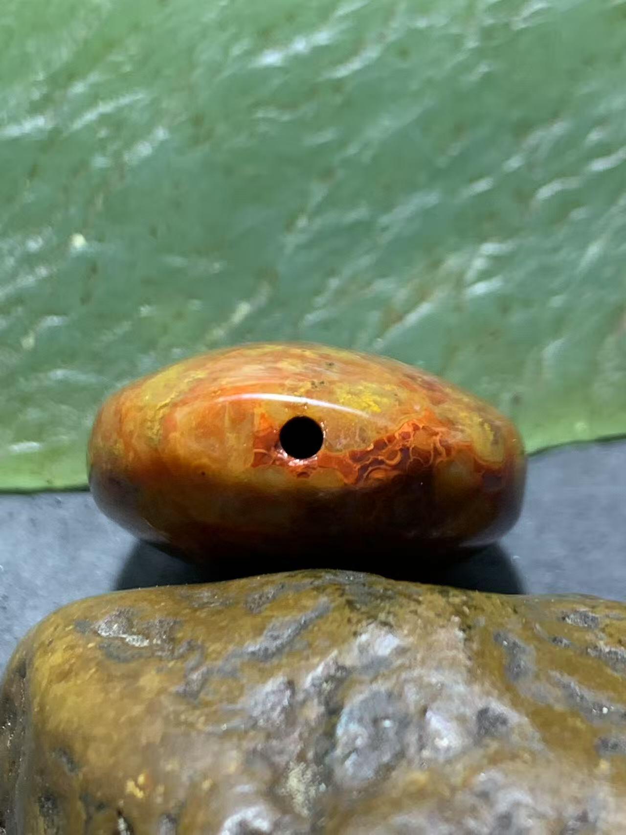 精美草花纹飘紫罗兰战国红玛瑙随形勒子一颗