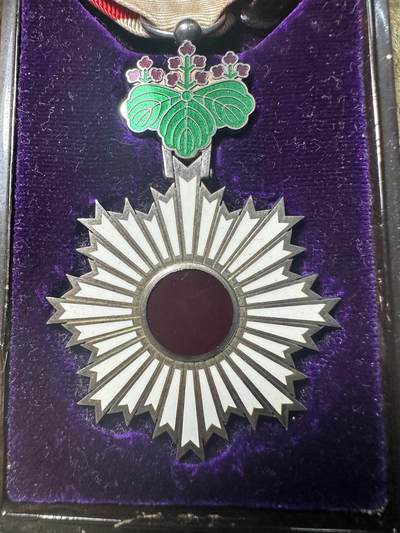 章，世界钱币 库存品相，六等旭日章，原盒带略，早期盒