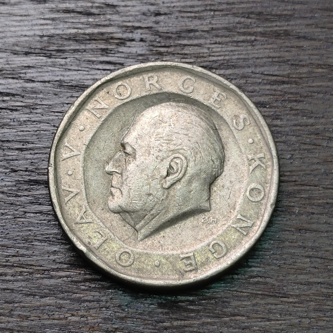 【铜匠收藏】★第126场★散币场，无佣金，30包邮。不满30元，支付5元运费。《接受代拍 代送NGC评级》 挪威 1986年 10克朗 奥拉夫五世国王 凹凸造型 铜镍锌币
